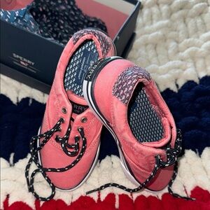 New kids Vineyard Vines Sperry sneakers size 13-never worn-missed our chance 🥹